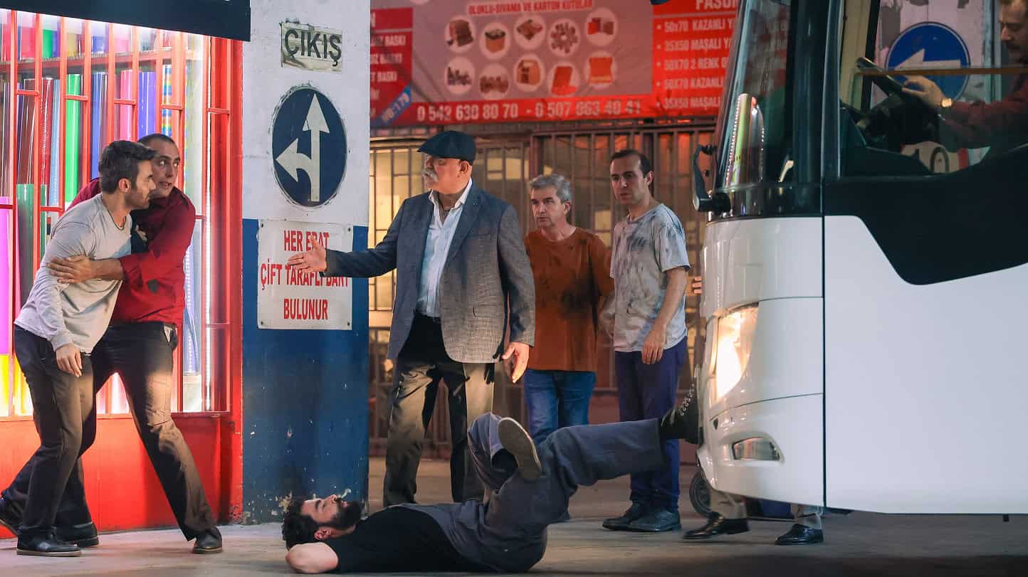 Veliaht 1. Bölümüyle sezona bomba gibi başladı! Zülfikar Karslı, Timur’u tefecilerden kurtardı!
