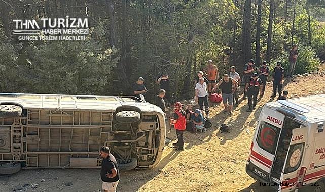 Tur minibüsü şarampole devrildi: Çok sayıda yaralı var