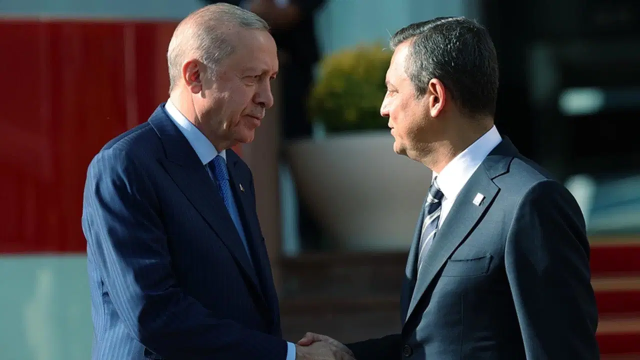 AKP’li Mücahit Birinci’den sitem: ‘Erdoğan’ın ekibi çalışıyor ama gündemi Özgür Özel belirliyor’ – Son Dakika Siyaset Haberleri