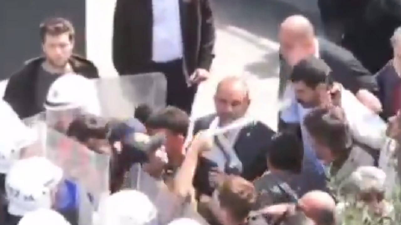 Skandal anlar kamerada: Polis, CHP’li milletvekili Ali Gökçek’e yakın mesafeden gaz sıktı – Son Dakika Siyaset Haberleri Skandal anlar kamerada: Polis, CHP’li milletvekili Ali Gökçek’e yakın mesafeden gaz sıktı – Son Dakika Siyaset Haberleri