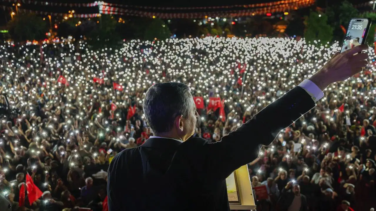 Özgür Özel saat verdi, çağrı yaptı: ‘Bizim güvencemiz ne savcıdır ne hakim…’ – Son Dakika Siyaset Haberleri Özgür Özel saat verdi, çağrı yaptı: ‘Bizim güvencemiz ne savcıdır ne hakim…’ – Son Dakika Siyaset Haberleri