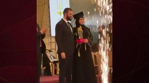Diplomasını eşi Şara’nın elinden aldı Diplomasını eşi Şara’nın elinden aldı