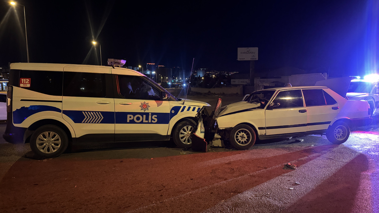 ”Dur” ihtarına uymayan araç ekip otosuna çarptı: 2 polis yaralı ”Dur” ihtarına uymayan araç ekip otosuna çarptı: 2 polis yaralı