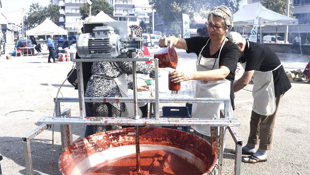 Ev yapımı salça seferberliği: İmece usulü hazırlandı Ev yapımı salça seferberliği: İmece usulü hazırlandı