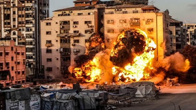 Kana doymuyorlar! İşgalci İsrail Gazze’de 30 dairelik binayı böyle vurdu!