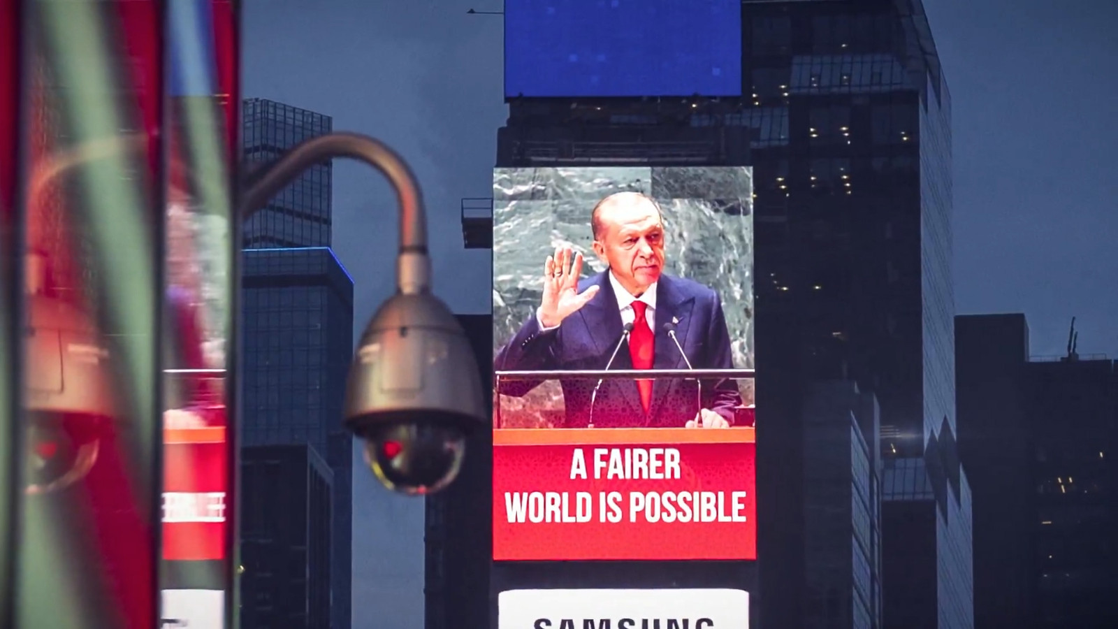 Kitap olarak aynı isimle yayınlanmıştı: Cumhurbaşkanı Erdoğan'ın tarihi sözü ABD'nin ünlü meydanında Kitap olarak aynı isimle yayınlanmıştı: Cumhurbaşkanı Erdoğan'ın tarihi sözü ABD'nin ünlü meydanında