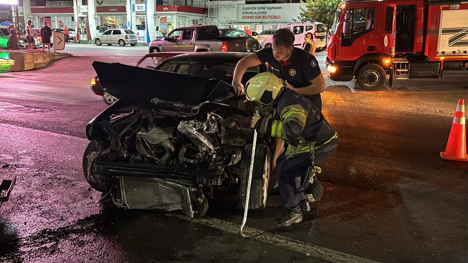 Kocaeli'de korkunç kaza: 4 yaralı Kocaeli'de korkunç kaza: 4 yaralı