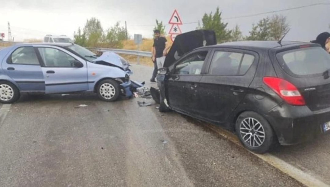 Ankara’da iki otomobil kafa kafaya çarpıştı: Yaralılar var