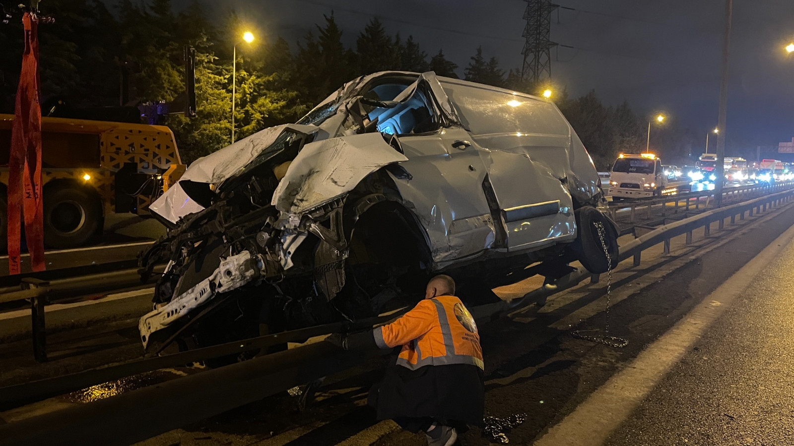 Ümraniye’de ticari araç bariyerlere çıktı