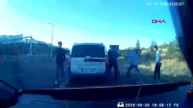 ‘Yol verme’ tartışmasında taksiciyi takip edip, sopayla darbettiler