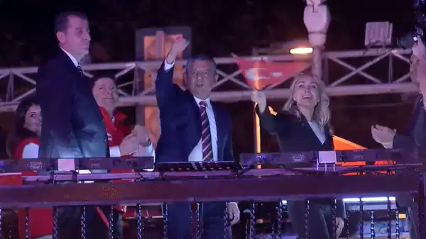 On binler Kadıköy’de Cumhuriyet için yürüdü! Özgür Özel’den dikkat çeken ‘laiklik’ vurgusu! – Son Dakika Siyaset Haberleri