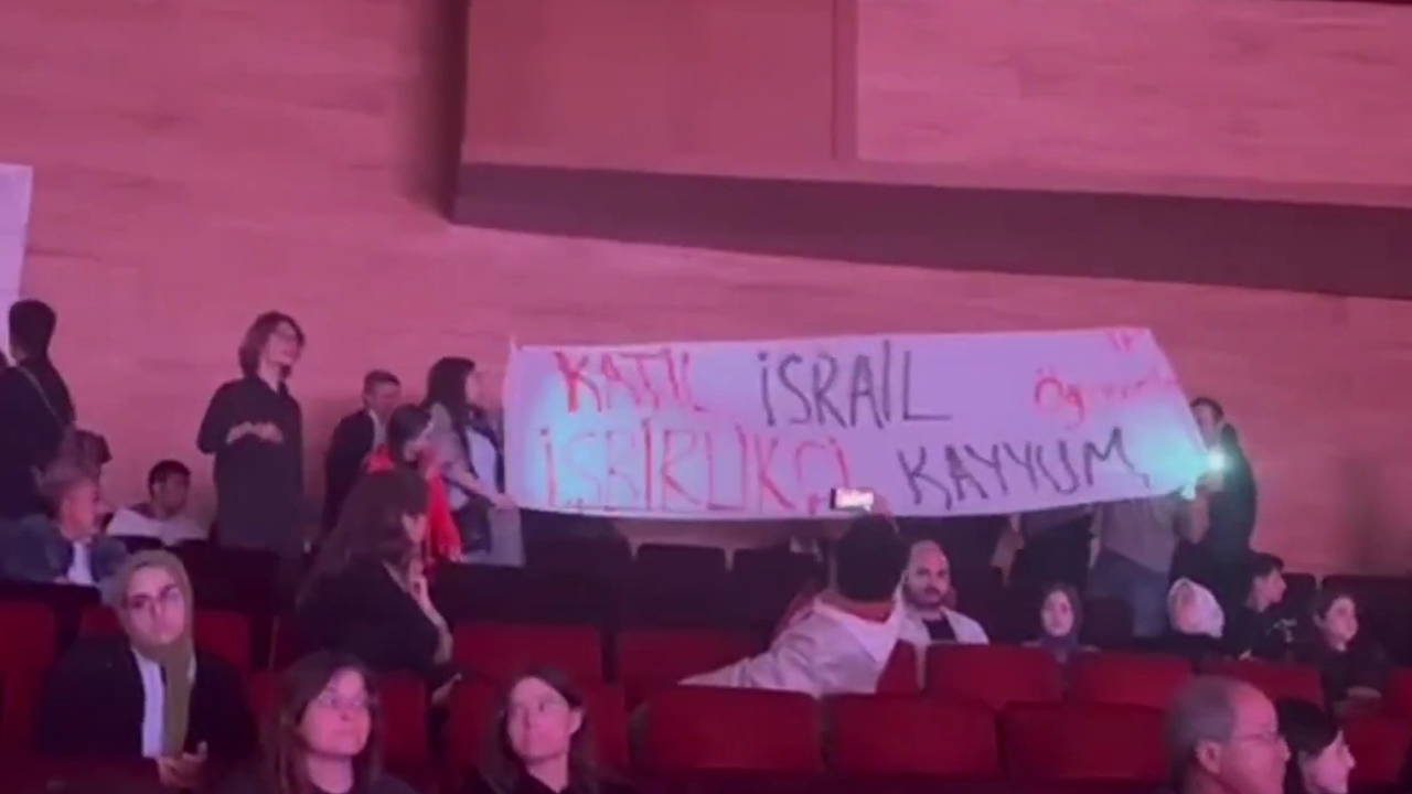 ODTÜ’de ‘İsrail’ protestosu: Kayyum rektör Yozgatlıgil ‘Gazze’ dersi anlatmaya kalkınca… – Son Dakika Siyaset Haberleri ODTÜ’de ‘İsrail’ protestosu: Kayyum rektör Yozgatlıgil ‘Gazze’ dersi anlatmaya kalkınca… – Son Dakika Siyaset Haberleri