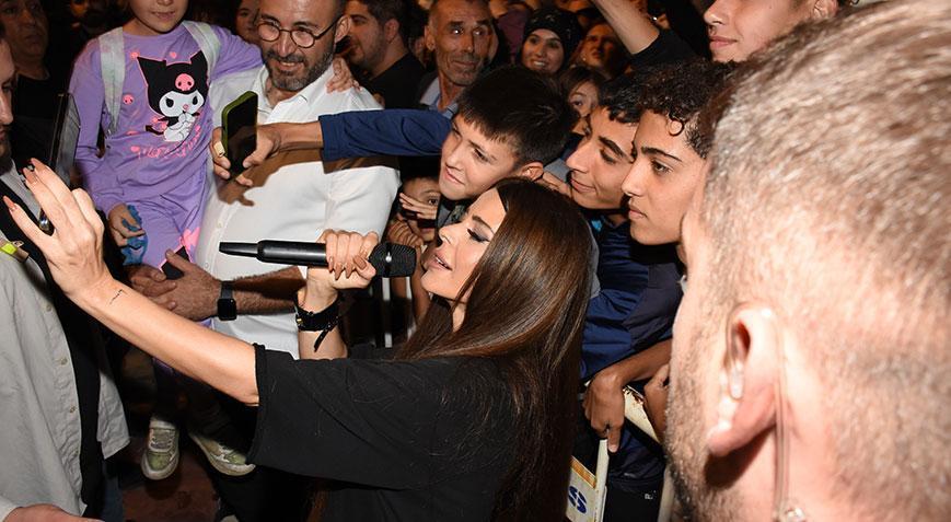 Dinleyicilerin arasına karıştı, hayranlarını kırmadı Dinleyicilerin arasına karıştı, hayranlarını kırmadı