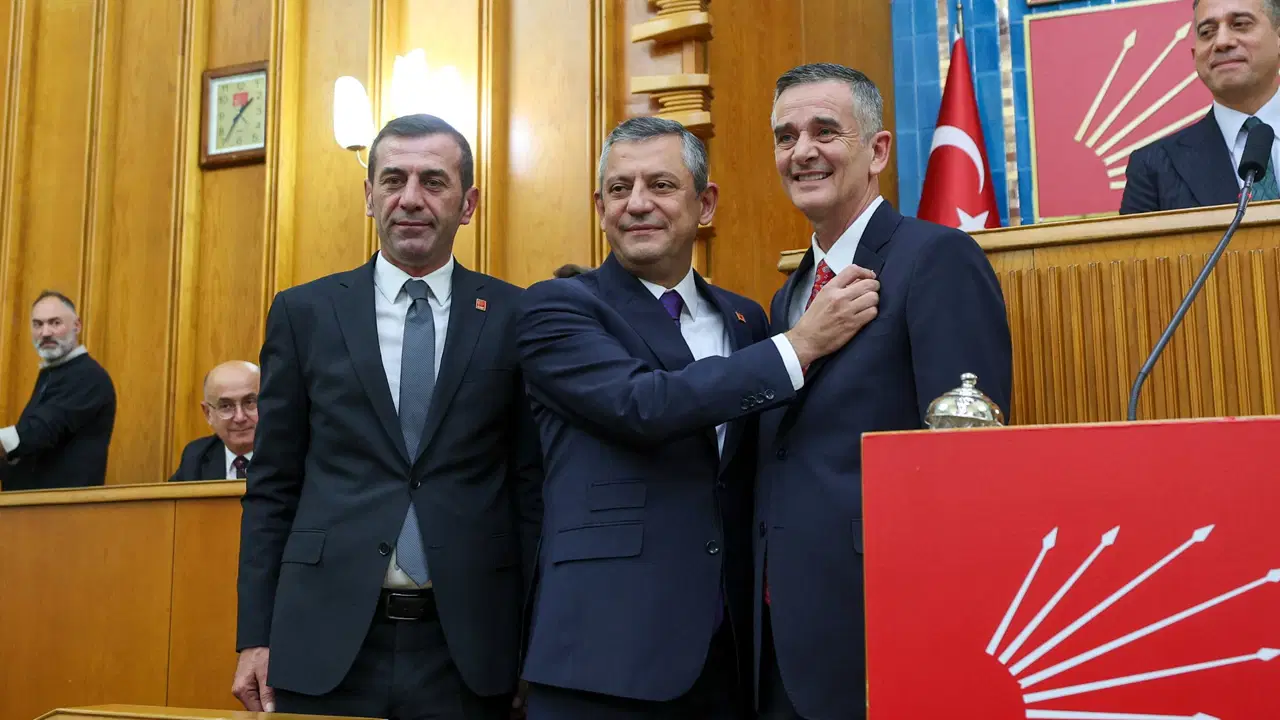 İYİ Parti’den ihraç edilen Ümit Dikbayır, CHP’ye katıldı: Rozetini Özgür Özel taktı – Son Dakika Siyaset Haberleri
