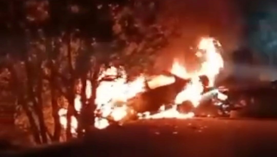 Bursa’da ciple kafa kafaya çarpışan otomobil alev aldı Bursa’da ciple kafa kafaya çarpışan otomobil alev aldı