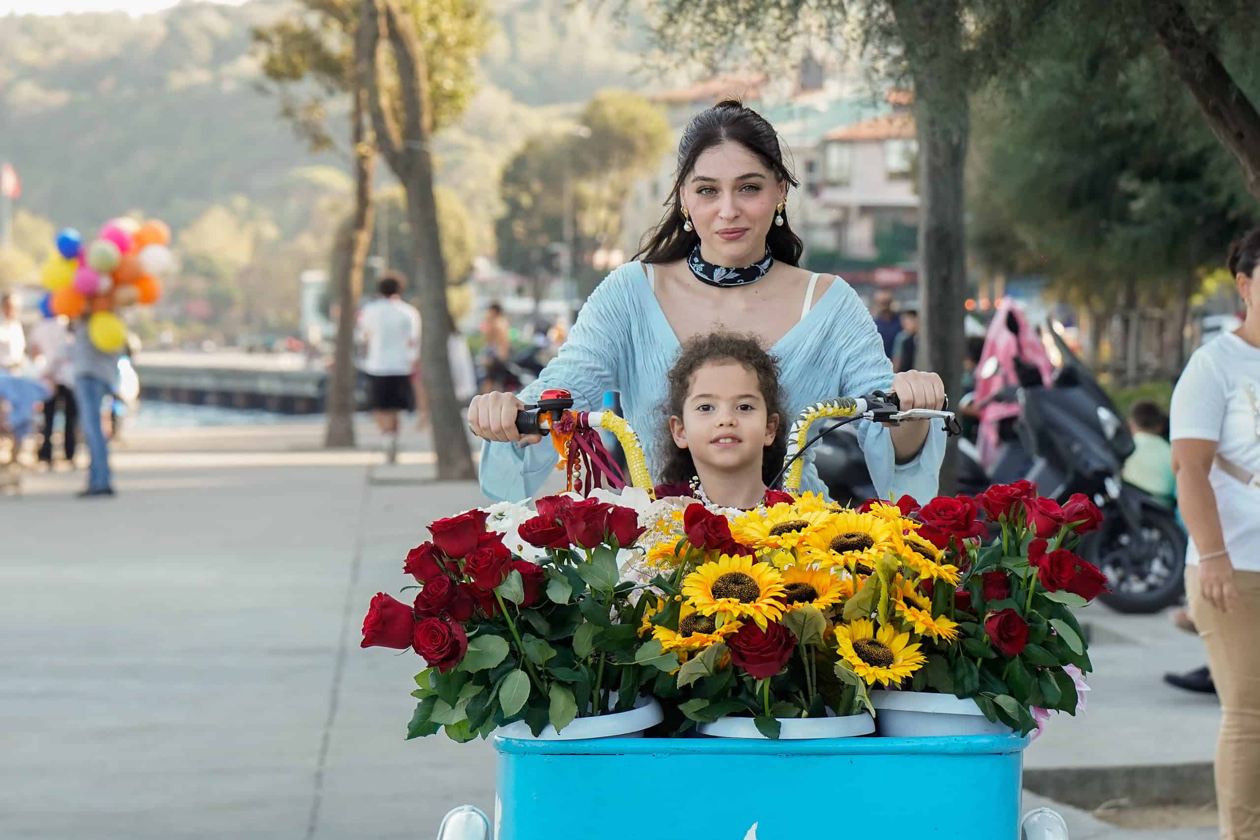 Cemre Baysel, bu kez çiçekçi kız Zeynep karakteriyle seyirci karşısına çıkıyor! Cemre Baysel, bu kez çiçekçi kız Zeynep karakteriyle seyirci karşısına çıkıyor!