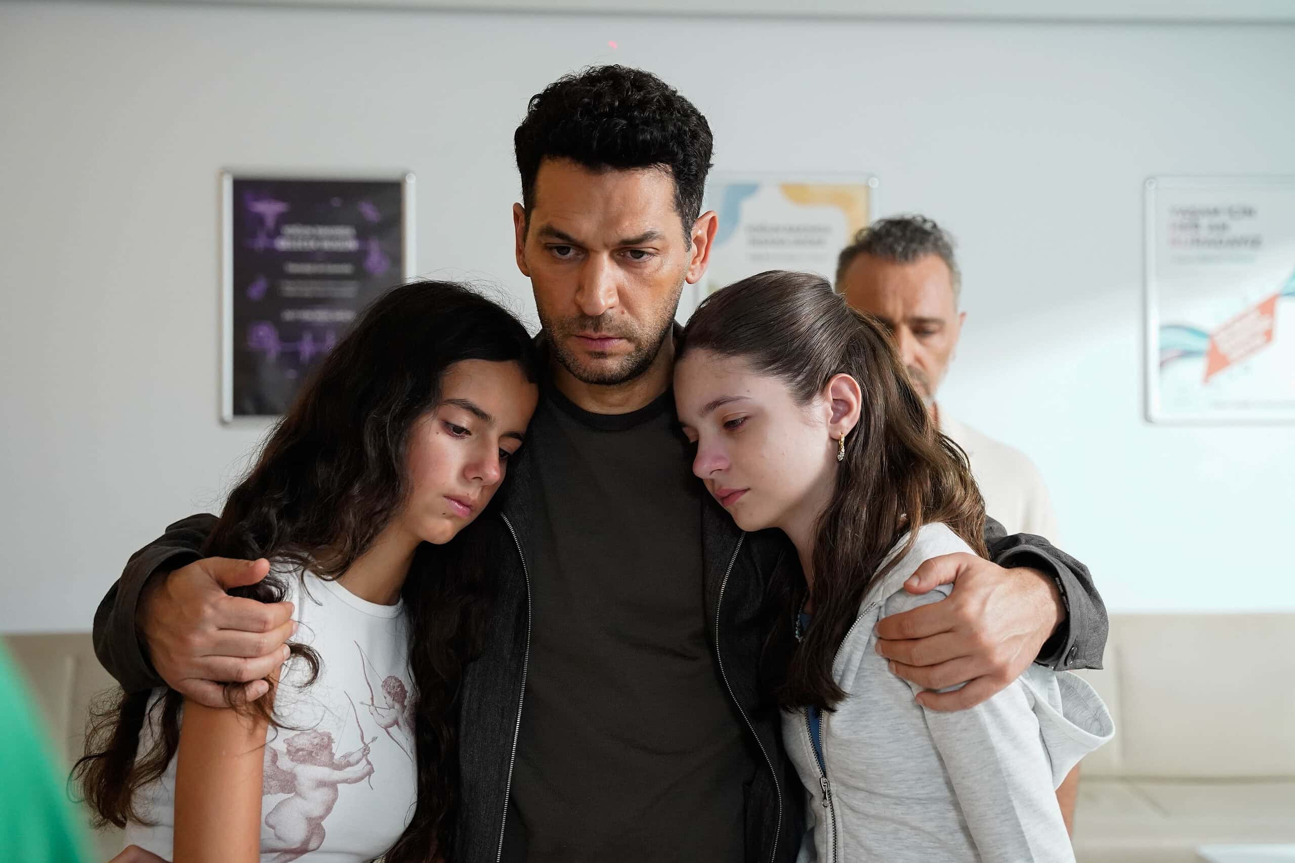 Murat Yıldırım: “Dizide kızımın ergenliğini prova ediyorum!” Murat Yıldırım: “Dizide kızımın ergenliğini prova ediyorum!”