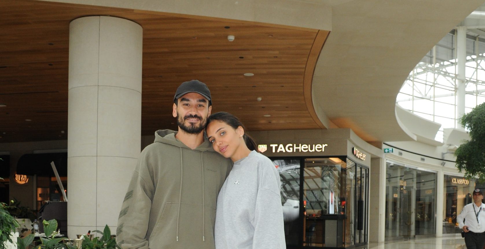 İlkay Gündoğan ile eşi Sara Gündoğan objektiflere takıldı!