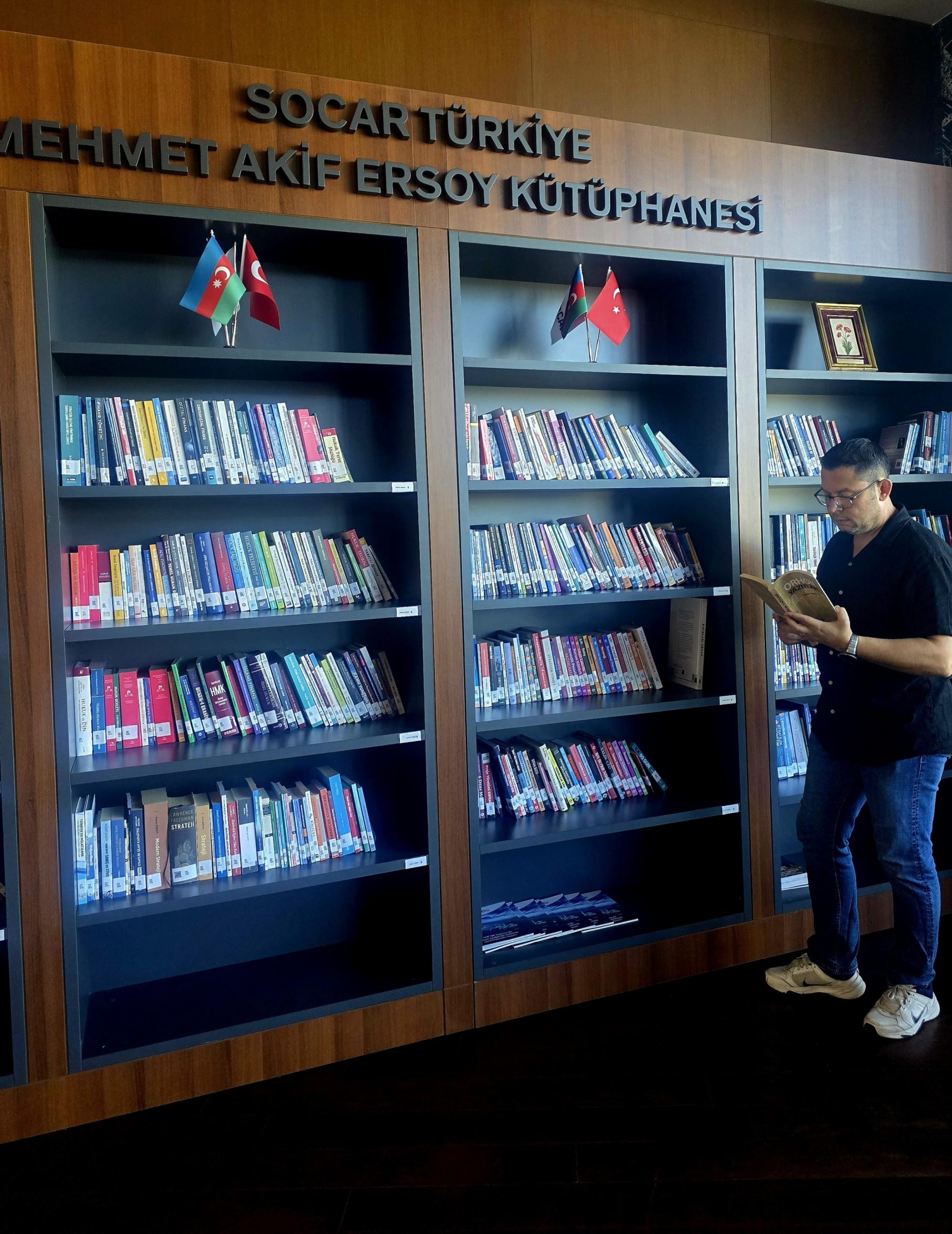 Şair Uğur Ünver ile “Karanfiler De Solar” kitabını ve yazarlık serüvenini konuştuk…