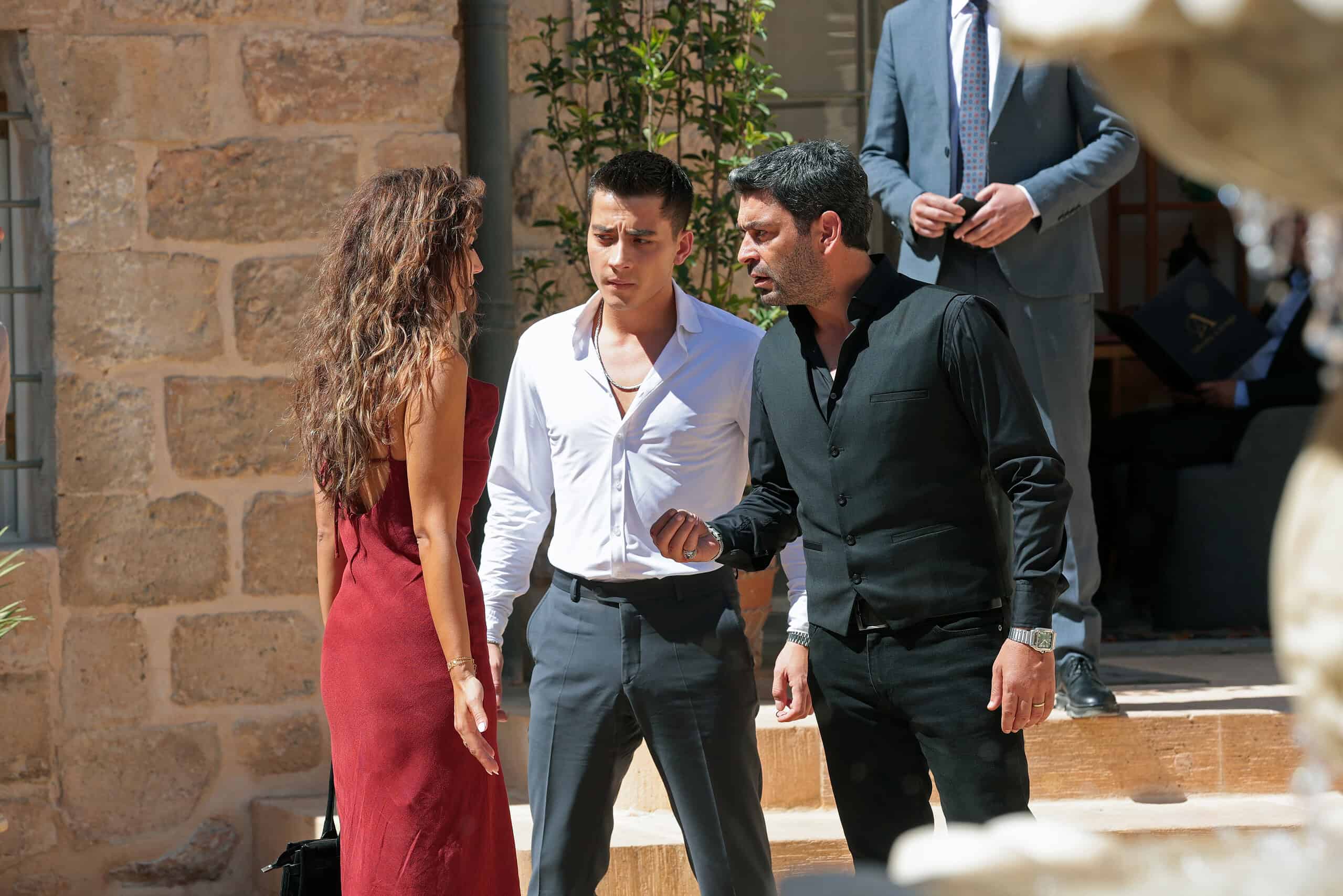 Uzak Şehir’in fenomen karakteri Cihan Albora’yı canlandıran Ozan Akbaba: “Midyat’ta dizi çekmek bizim için büyük şans!”