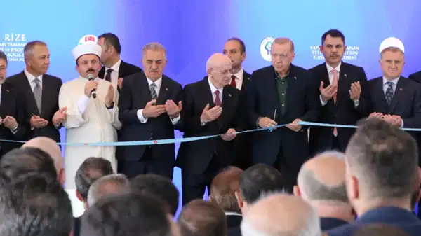 O anlar kamerada… Erdoğan’a temel atma töreninde ‘İsmail Kahraman’ sürprizi: ‘Lütfen efendim, isminizi bağışlayın efendim’ – Son Dakika Siyaset Haberleri