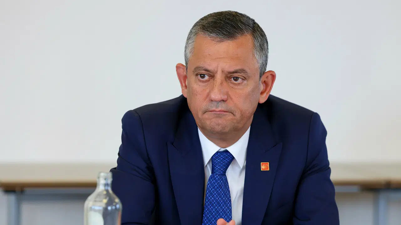 Özgür Özel, TUSAŞ saldırısında hayatını kaybedenleri andı: ‘Bu ülkenin birliğine uzanan hiçbir el amacına ulaşamayacak’ – Son Dakika Siyaset Haberleri