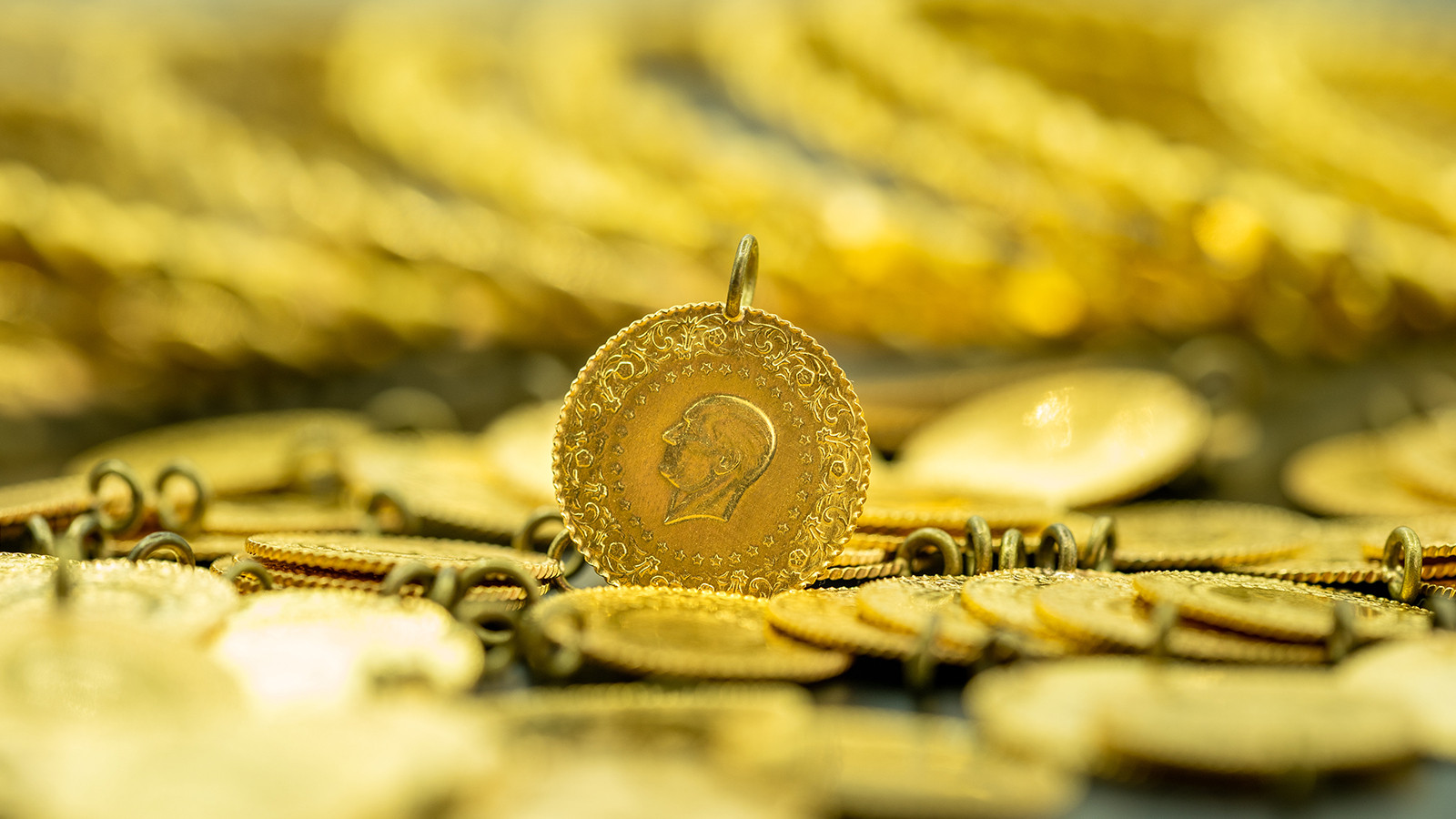 Altın fiyatlarında sert düşüş: Dev bankadan yeni tahmin