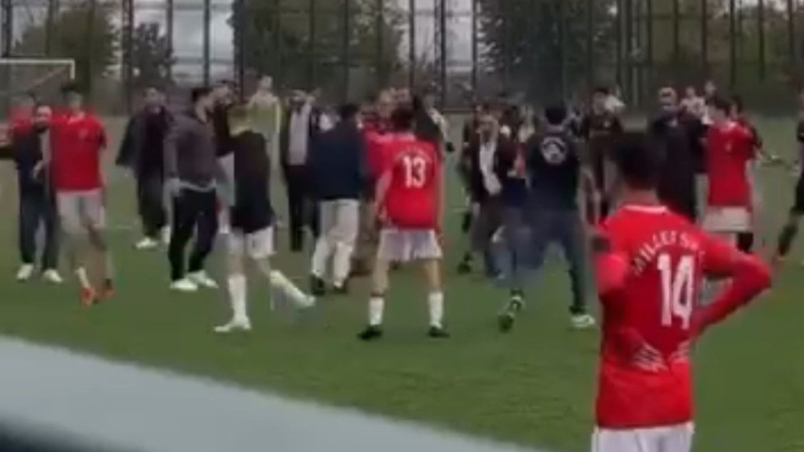 Bursa'da U16 maçındaki kavga! O anlar kamerada