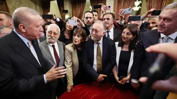 DEM Parti Eş Genel Başkanı Bakırhan’dan ‘fotoğraf’ eleştirilerine yanıt: ‘Bunu yapanlar iyi niyetli değil…’ – Son Dakika Siyaset Haberleri DEM Parti Eş Genel Başkanı Bakırhan’dan ‘fotoğraf’ eleştirilerine yanıt: ‘Bunu yapanlar iyi niyetli değil…’ – Son Dakika Siyaset Haberleri