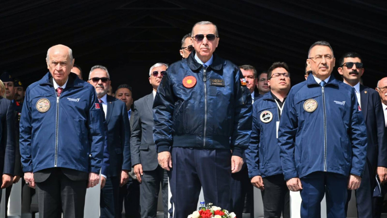 Cumhuriyet tarihinde ilk kez TSK binalarına Erdoğan posteri asıldı Cumhuriyet tarihinde ilk kez TSK binalarına Erdoğan posteri asıldı
