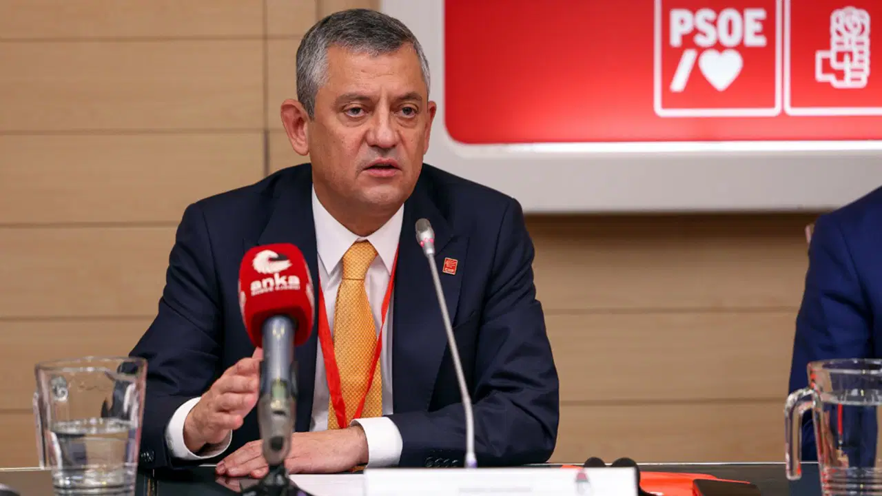 Özgür Özel, Sosyalist Enternasyonel’de konuştu: ‘Dünyanın aksine Türkiye’de sosyal demokrasi yükselişte’ – Son Dakika Siyaset Haberleri