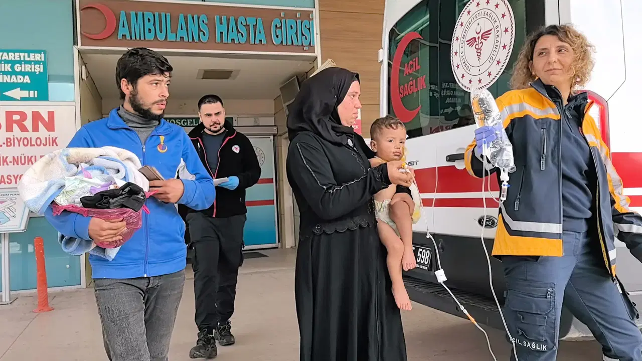 Ölümden döndü: Bahçede yakılan ateşin üzerine düşen bebek yaralandı! – Son Dakika Siyaset Haberleri
