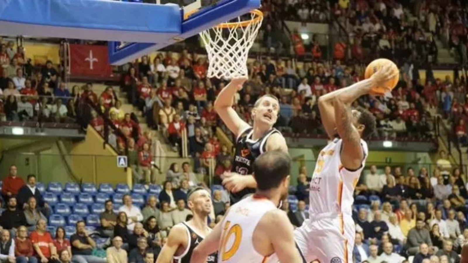 Galatasaray, FIBA Şampiyonlar Ligi'nde Pallacanestro Trieste'yi tek sayı farkla devirdi 