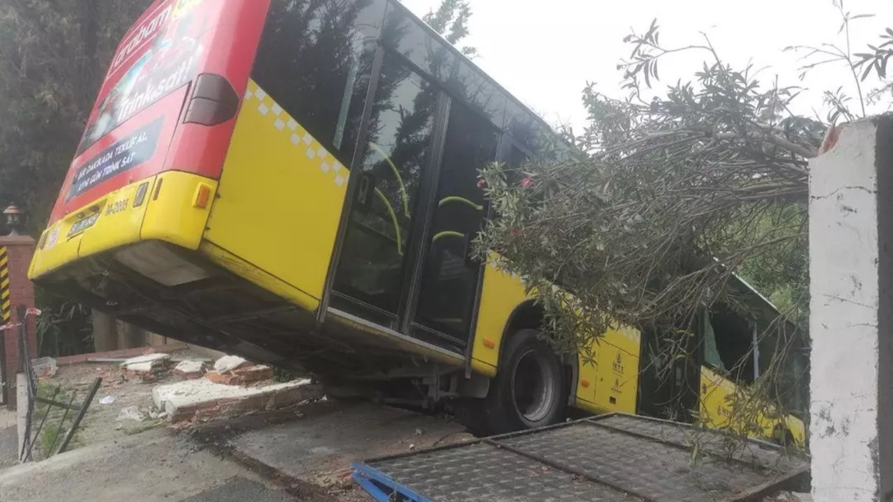 İstanbul’da İETT kabusu: Yokuşta kontrolden çıkan otobüs asılı kaldı!
