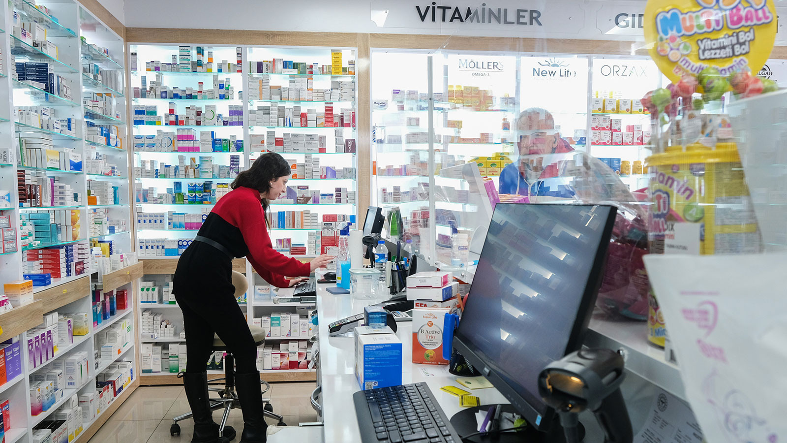 Kur beklentisi nedeniyle depolardan ilaç alınamıyor, vatandaş eczanelerden eli boş dönüyor Kur beklentisi nedeniyle depolardan ilaç alınamıyor, vatandaş eczanelerden eli boş dönüyor