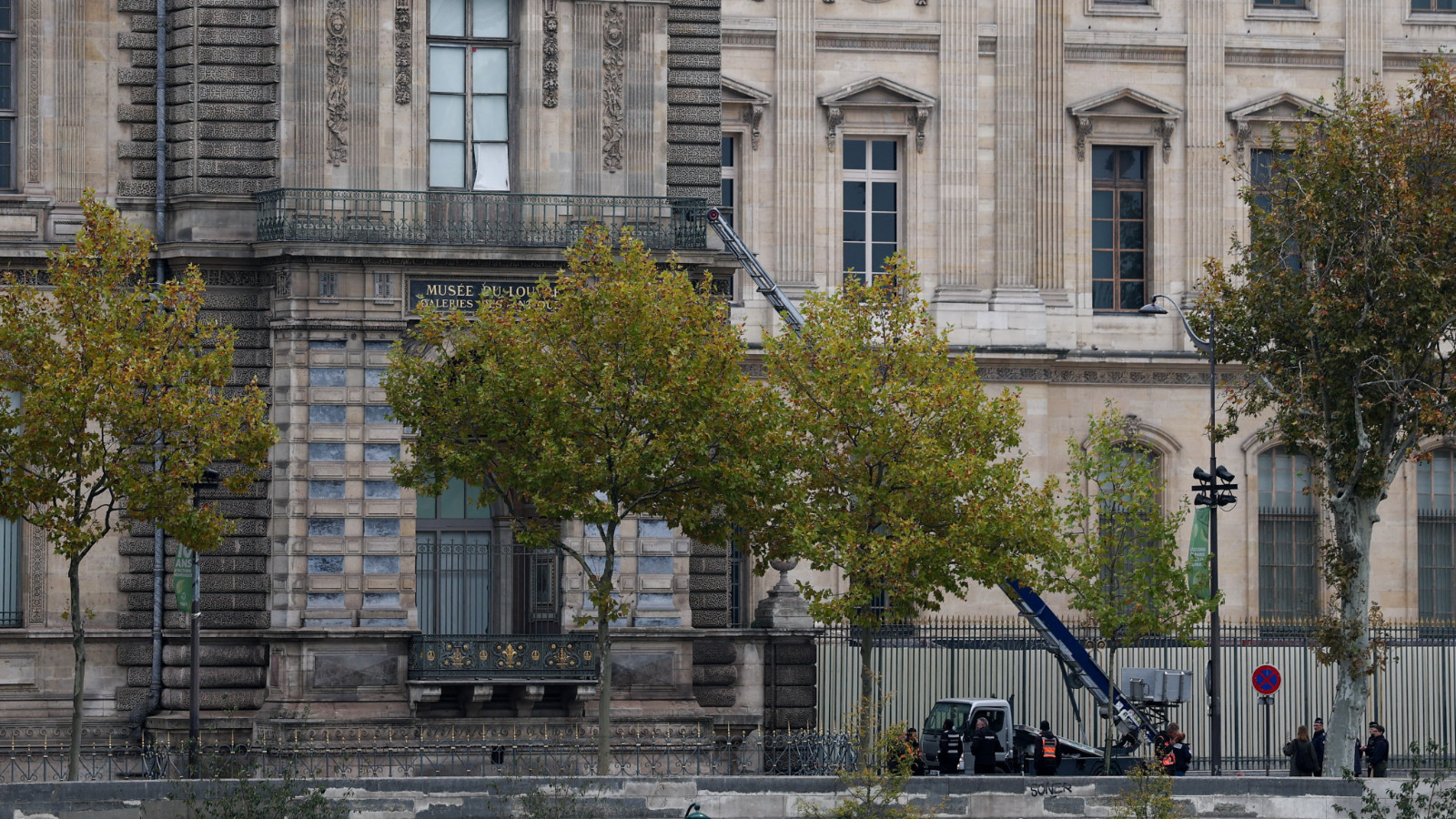 Louvre soygununda kullanılan merdiveni üreten Alman firması fırsatı kaçırmadı: Aceleniz varsa…