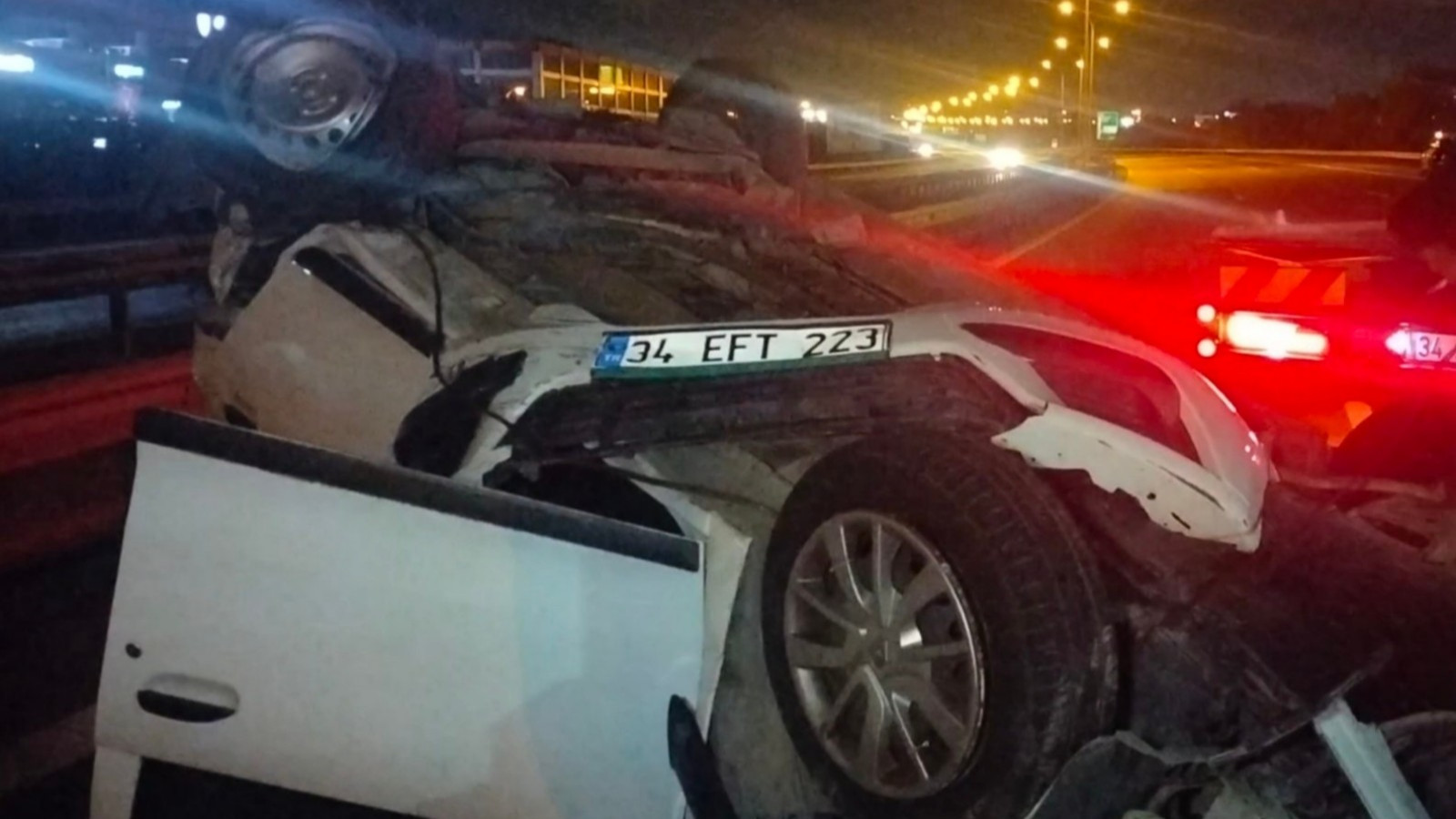 Sancaktepe’de bir otomobilin arkadan çarptığı araç takla attı: 4 yaralı 