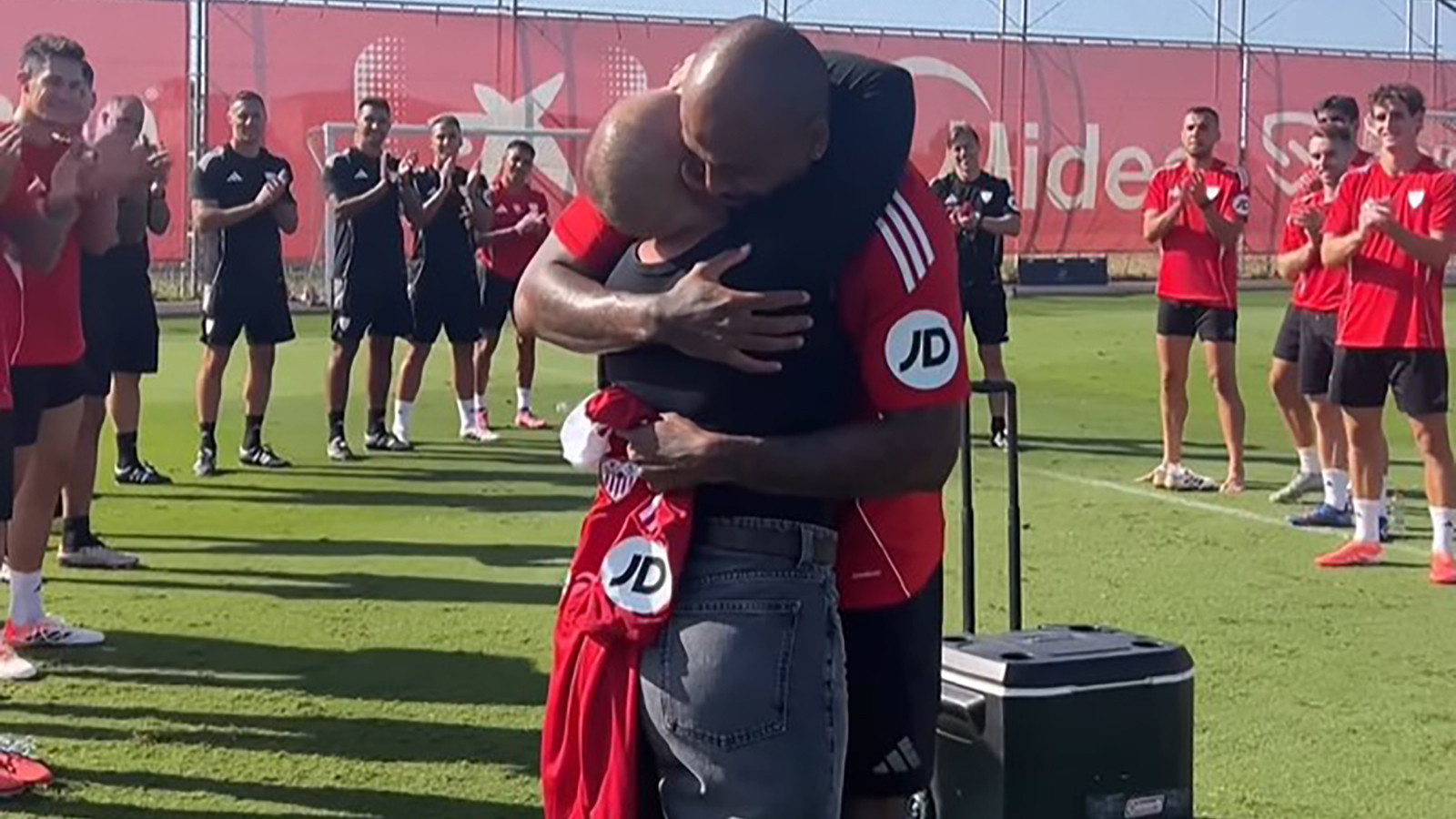 Sevilla takımı, Marcao’nun kanseri yenen eşini alkışladı