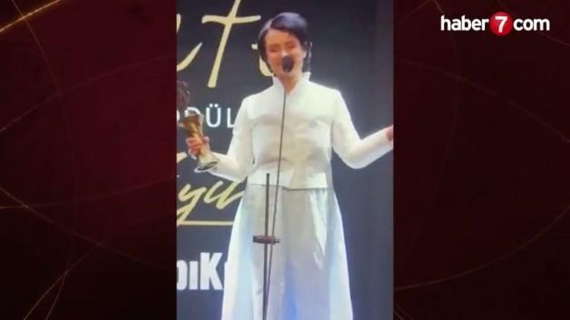Sanat adı altında linç korosu! Sahnede Karadağlı’ya teşekkür etti diye dakikalarca yuhaladılar