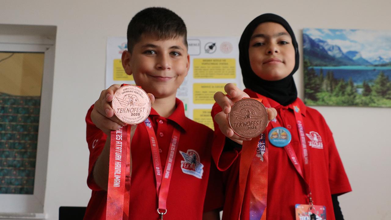 Ortaokul öğrencilerinden trafik güvenliğine yerli çözüm ödüllendirildi