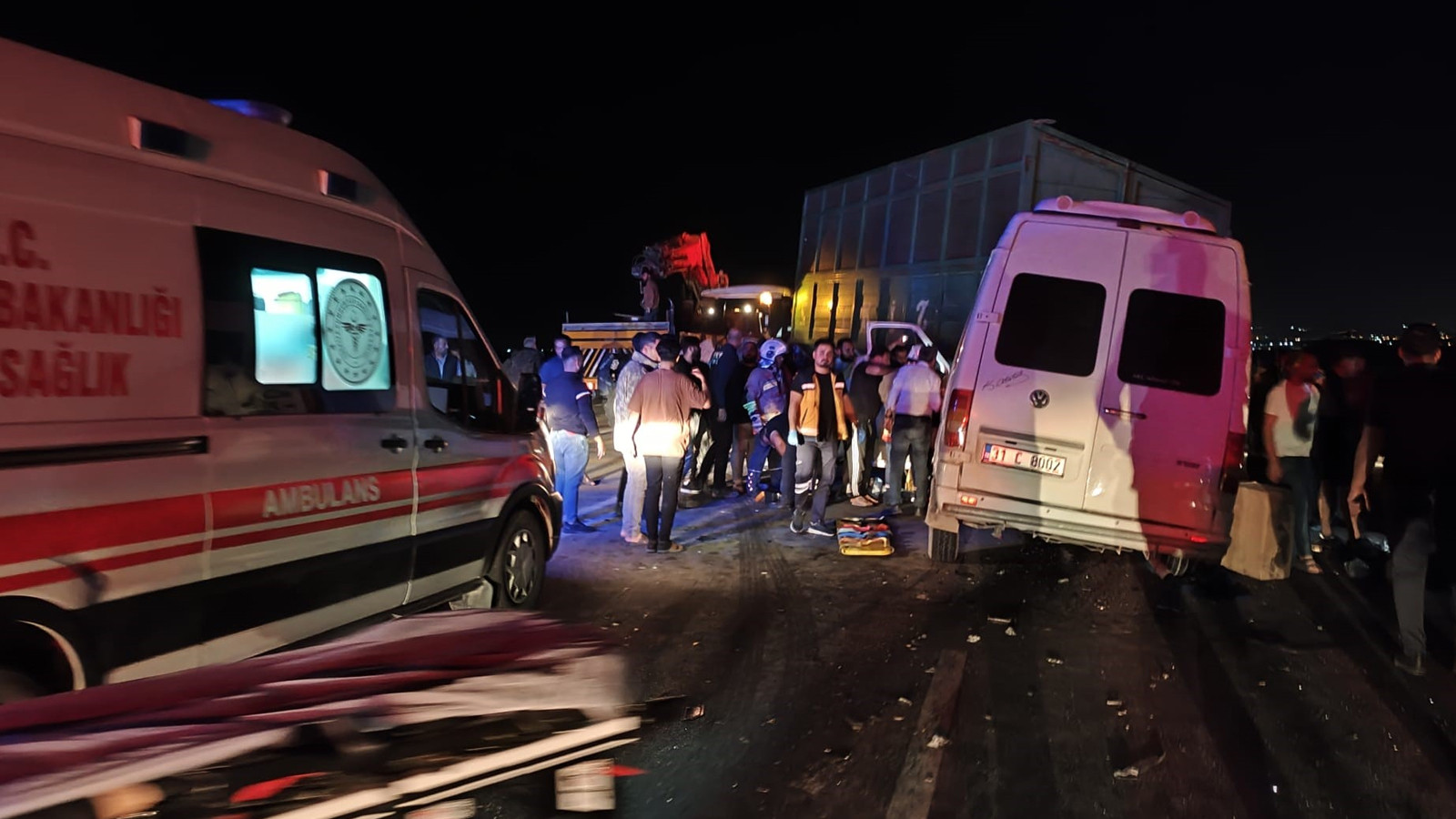 Yolcu minibüsü traktöre çarptı! Çok sayıda yaralı var