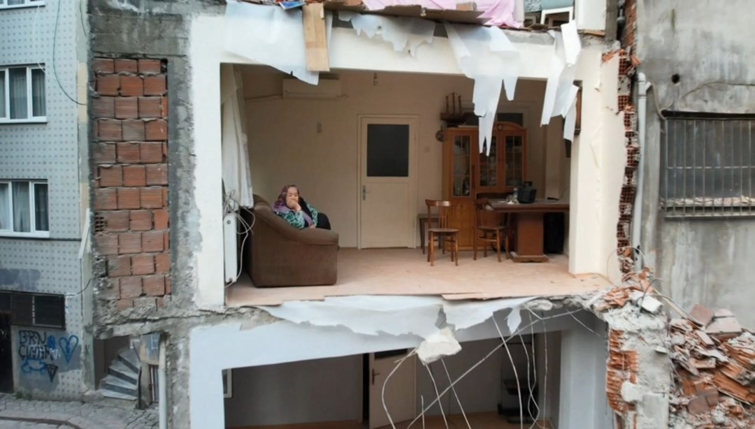 Dört katlı bina yıkıldı: Bitişteki apartman duvarsız kaldı!