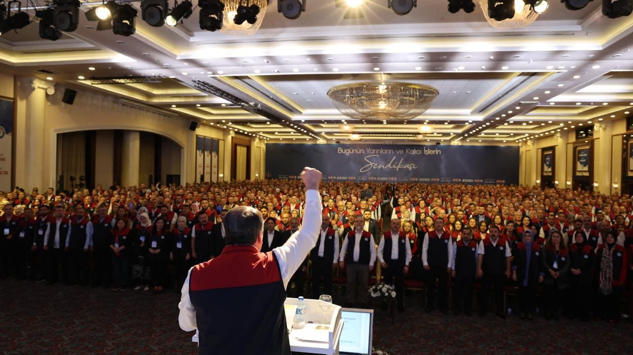 Eğitim-Bir-Sen’den Antalya’da güç gösterisi: ‘Sendika yasası 2 yıl içinde değişmeli!’ Eğitim-Bir-Sen’den Antalya’da güç gösterisi: ‘Sendika yasası 2 yıl içinde değişmeli!’