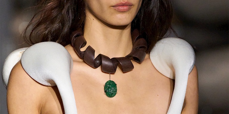 İlkbahar/Yaz 2026 Takı Trendleri: Heykelsi ve Cesur