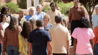 Pluribus’ta Sürpriz Konuk: Albuquerque Belediye Başkanı