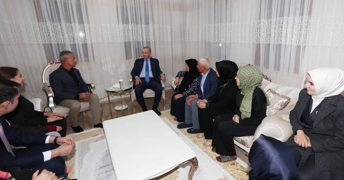 Cumhurbaşkanı Erdoğan Adıyaman’da depremzede aileyi ziyaret…