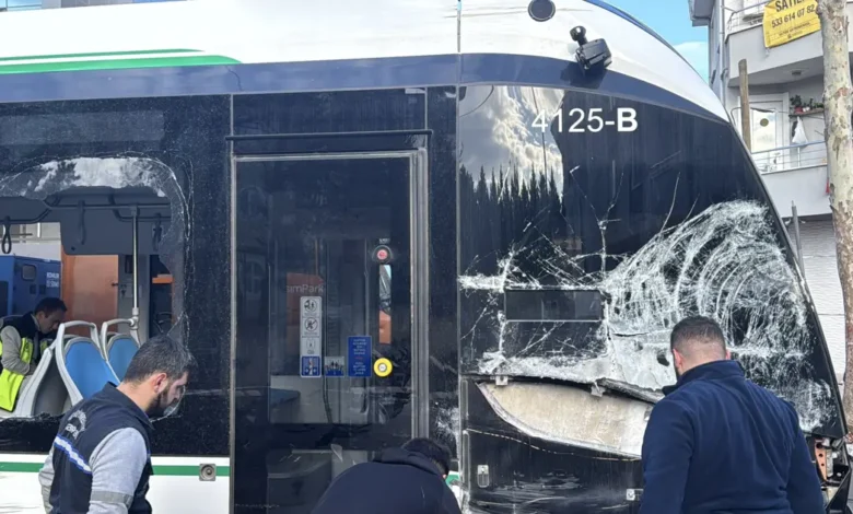 Kocaeli’de çöp kamyonu ile tramvay çarpıştı, üç yaralı