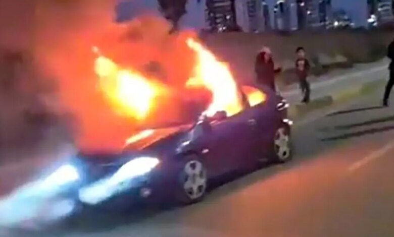 Adana’da Seyir Halindeki Otomobil Alev Alev Yandı