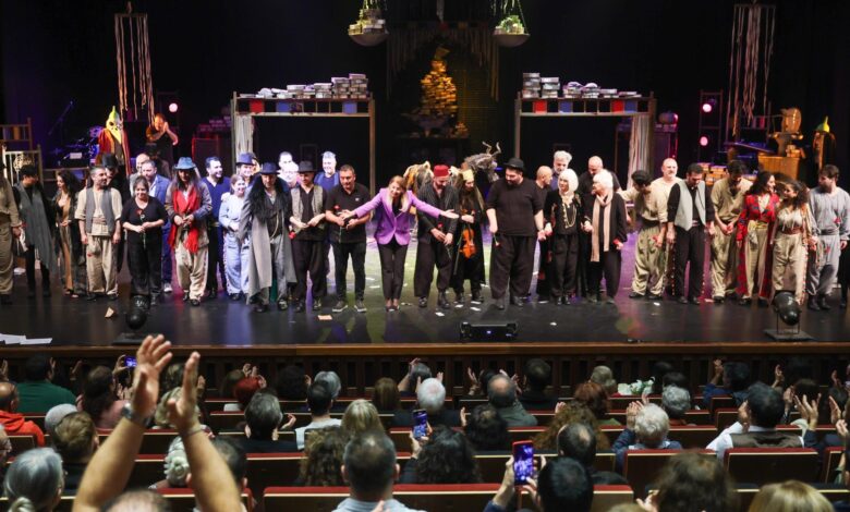 Bakırköy Belediye Tiyatroları ‘Eşeğin Gölgesi’ ile Gala