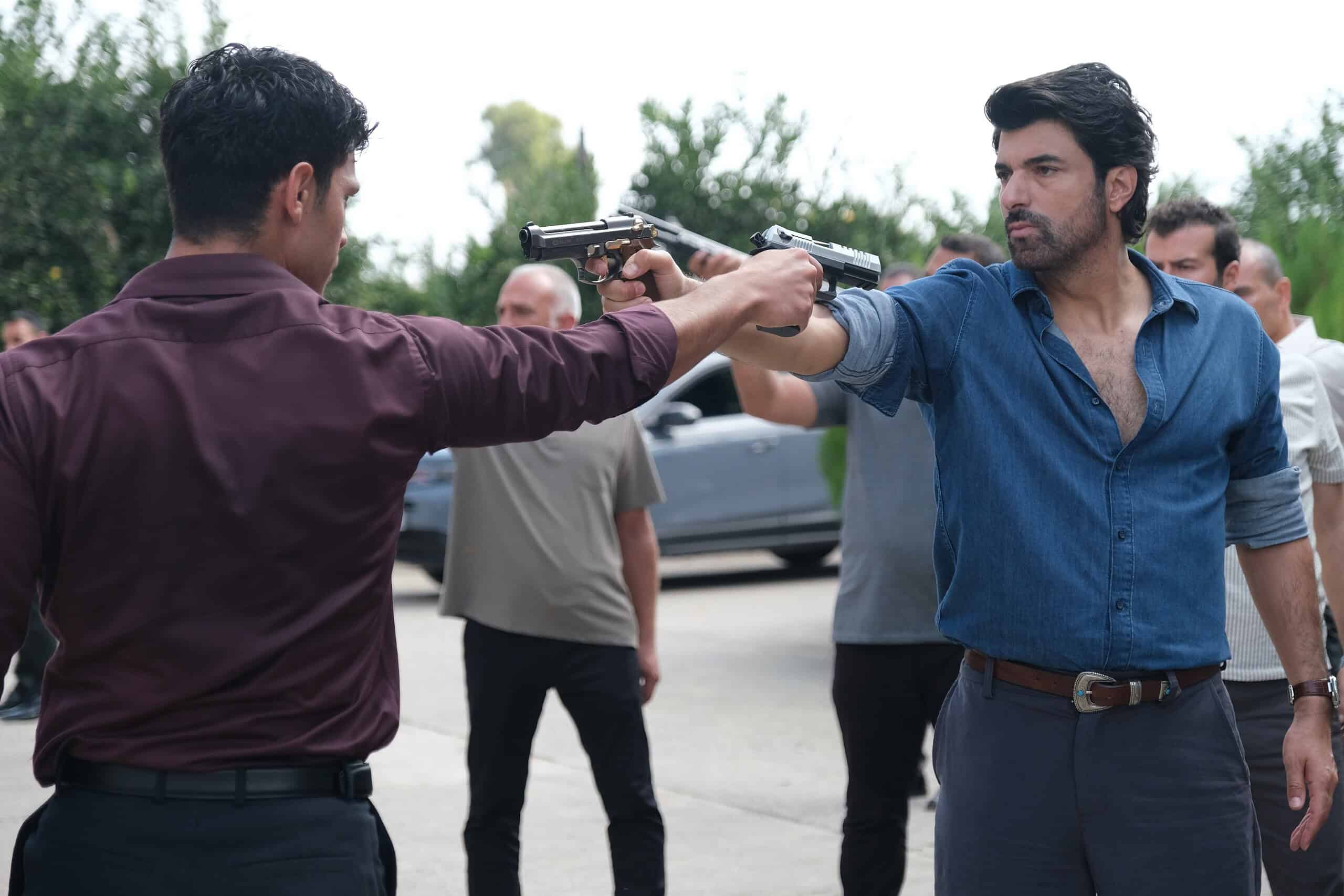 Bereketli Topraklar 1. Bölümde Ömer Bereketoğlu, Karahanlılar’ın konağını bastı! Savcı Nevin’in herkesten sakladığı sır ne? Bereketli Topraklar 1. Bölümde Ömer Bereketoğlu, Karahanlılar’ın konağını bastı! Savcı Nevin’in herkesten sakladığı sır ne?